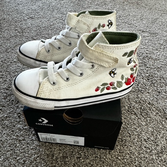 Toddler converse size 10 - Picture 10 of 12